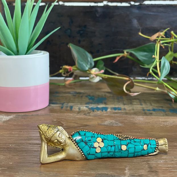 Handgefertigte Buddha-Figur aus Messing in liegender Haltung, 10 cm, mit Türkis und Howlit