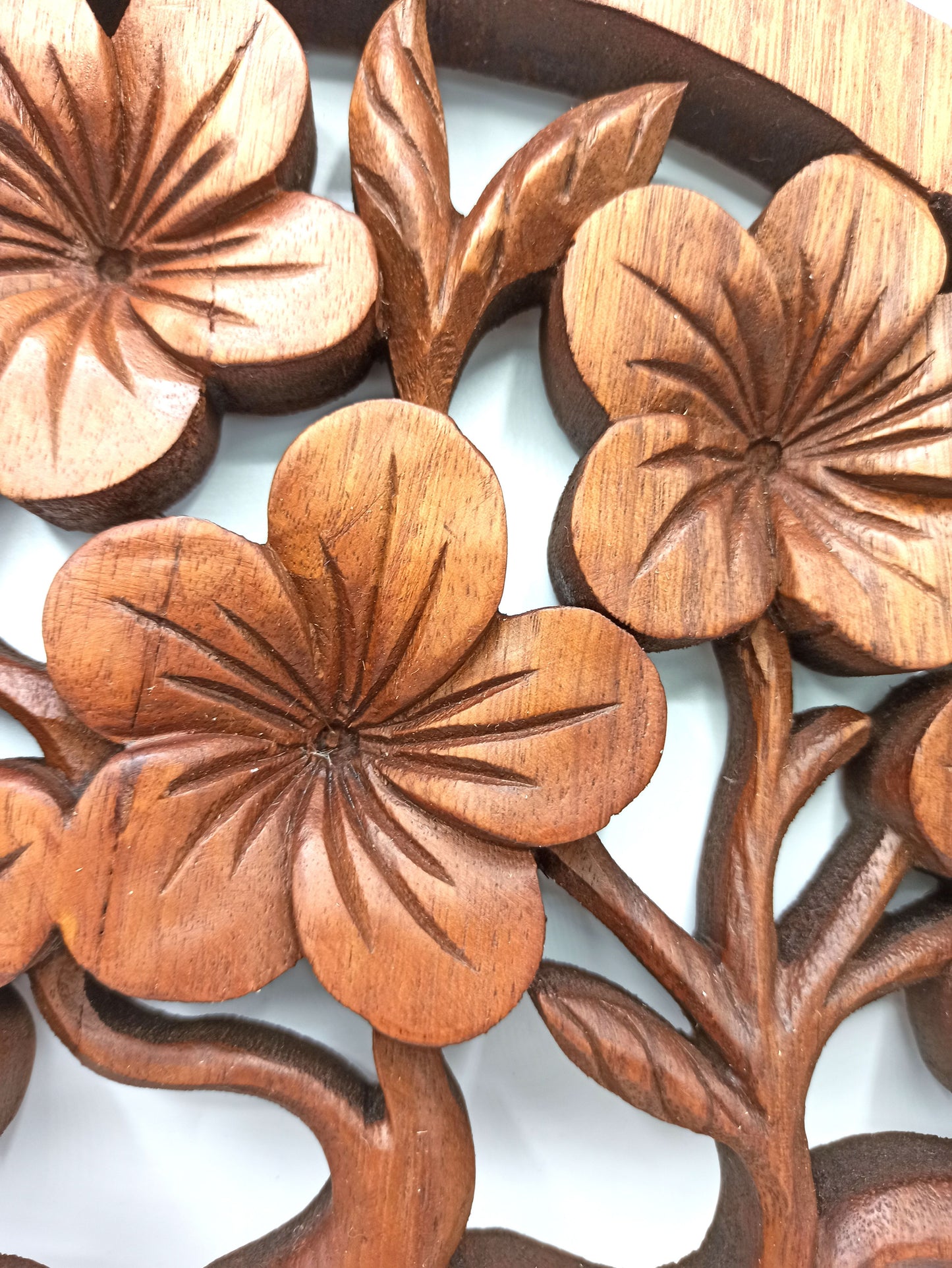 Handgeschnitztes Lebensbaum-Panel mit Frangipani-Blüten – 40 cm