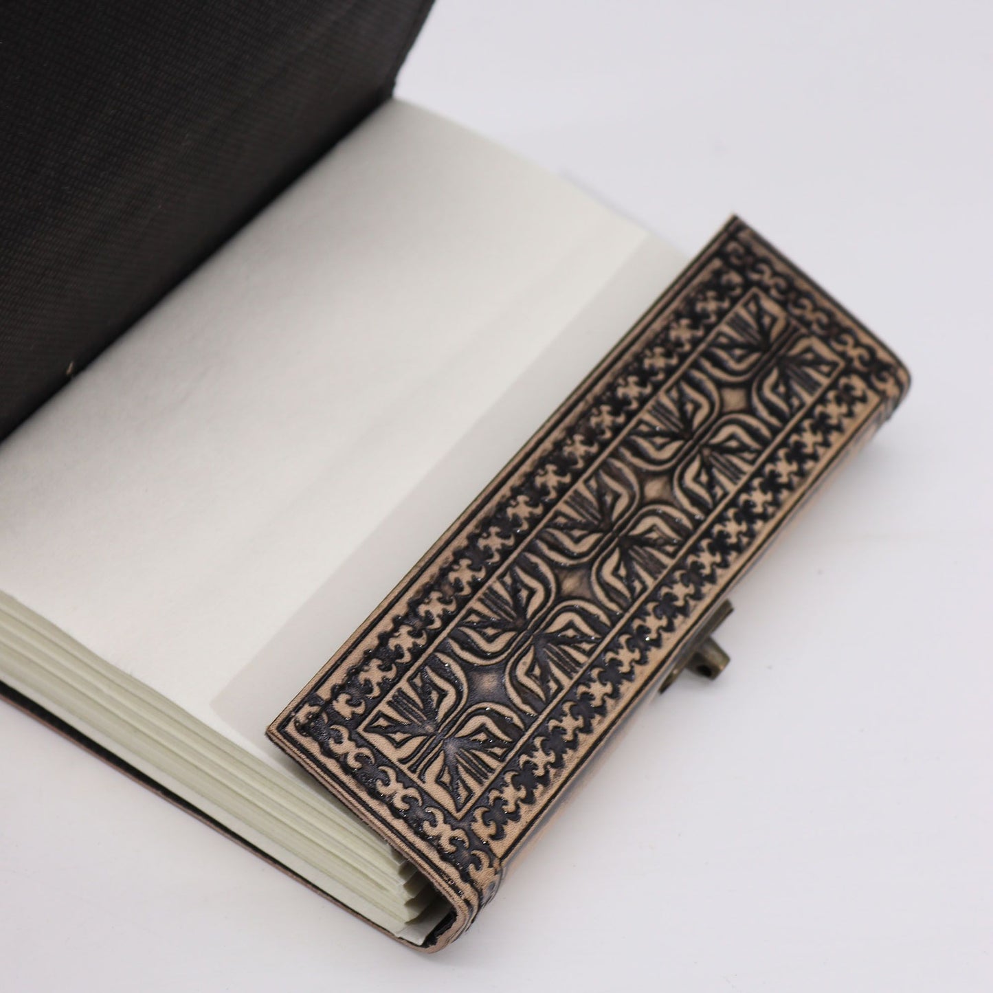 Leder-Notizbuch 'Buddha' – Handgefertigtes Journal in Rot-Braun, 200 Seiten