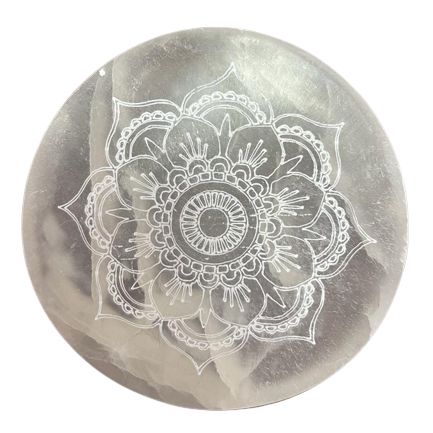 Selenit-Ladeplatte 'Mandala' - Handgeschnitzt, 8 cm