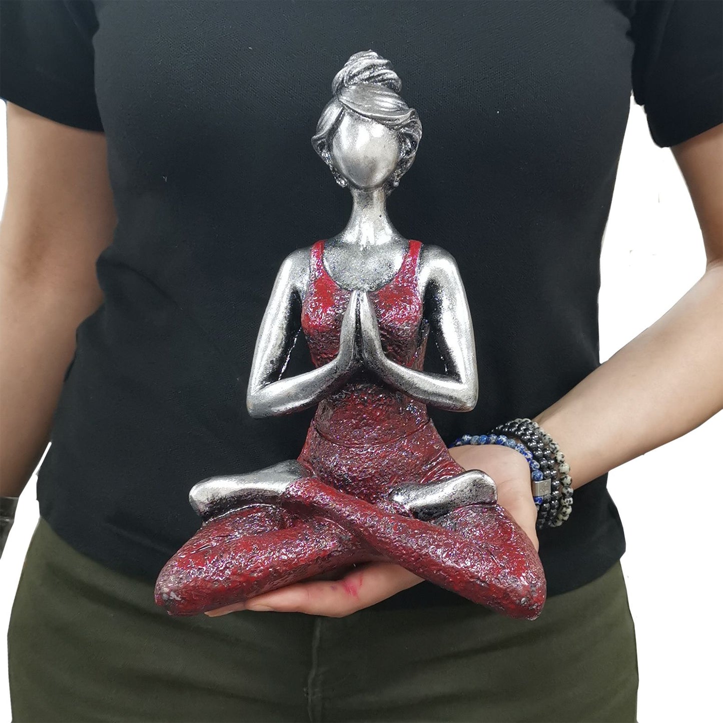 Yoga Lady Figur in Silber & Bordeaux – Handgefertigte Resin-Dekoration