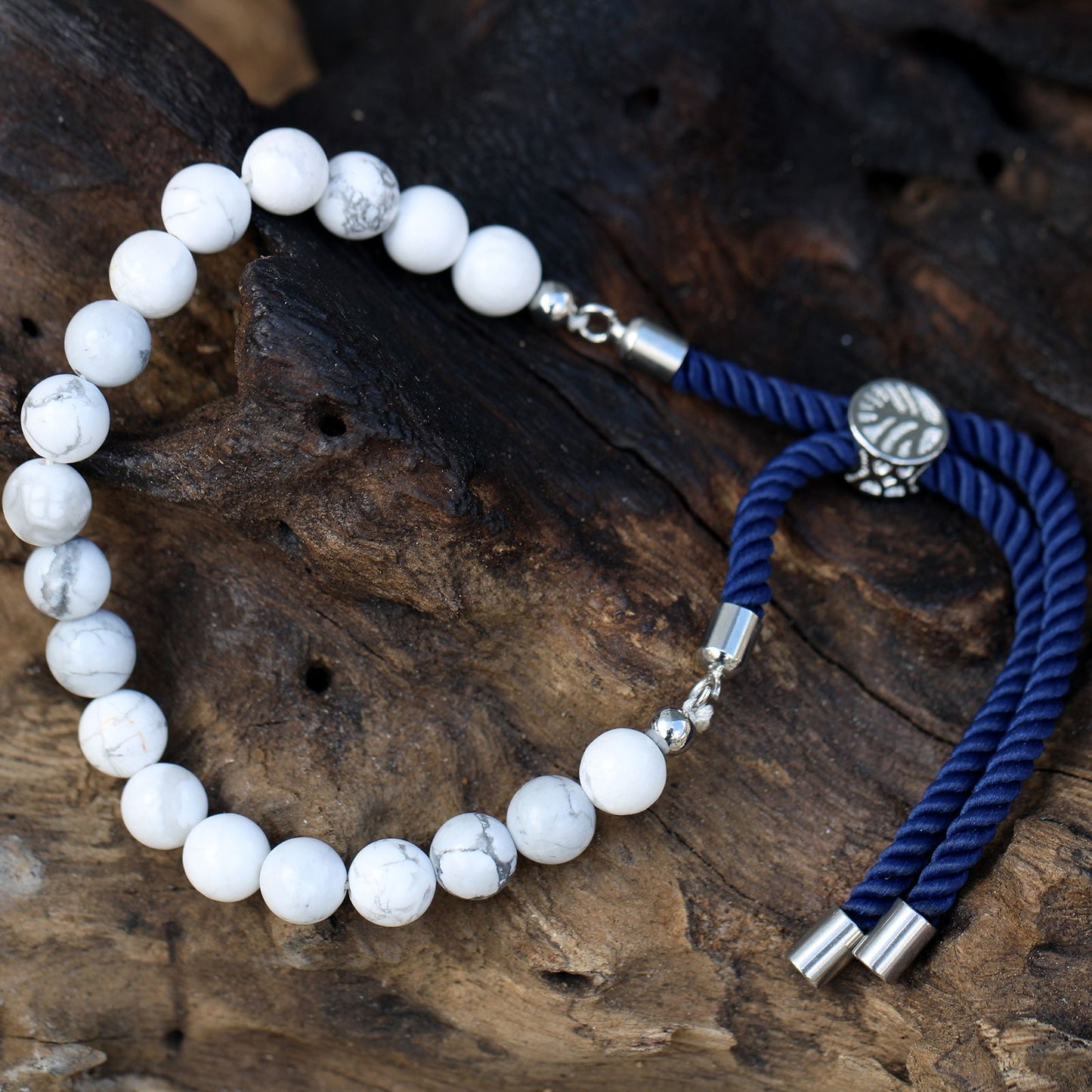 Edelstein-Armband mit weißem Howlit – Marineblau & 925er Silber