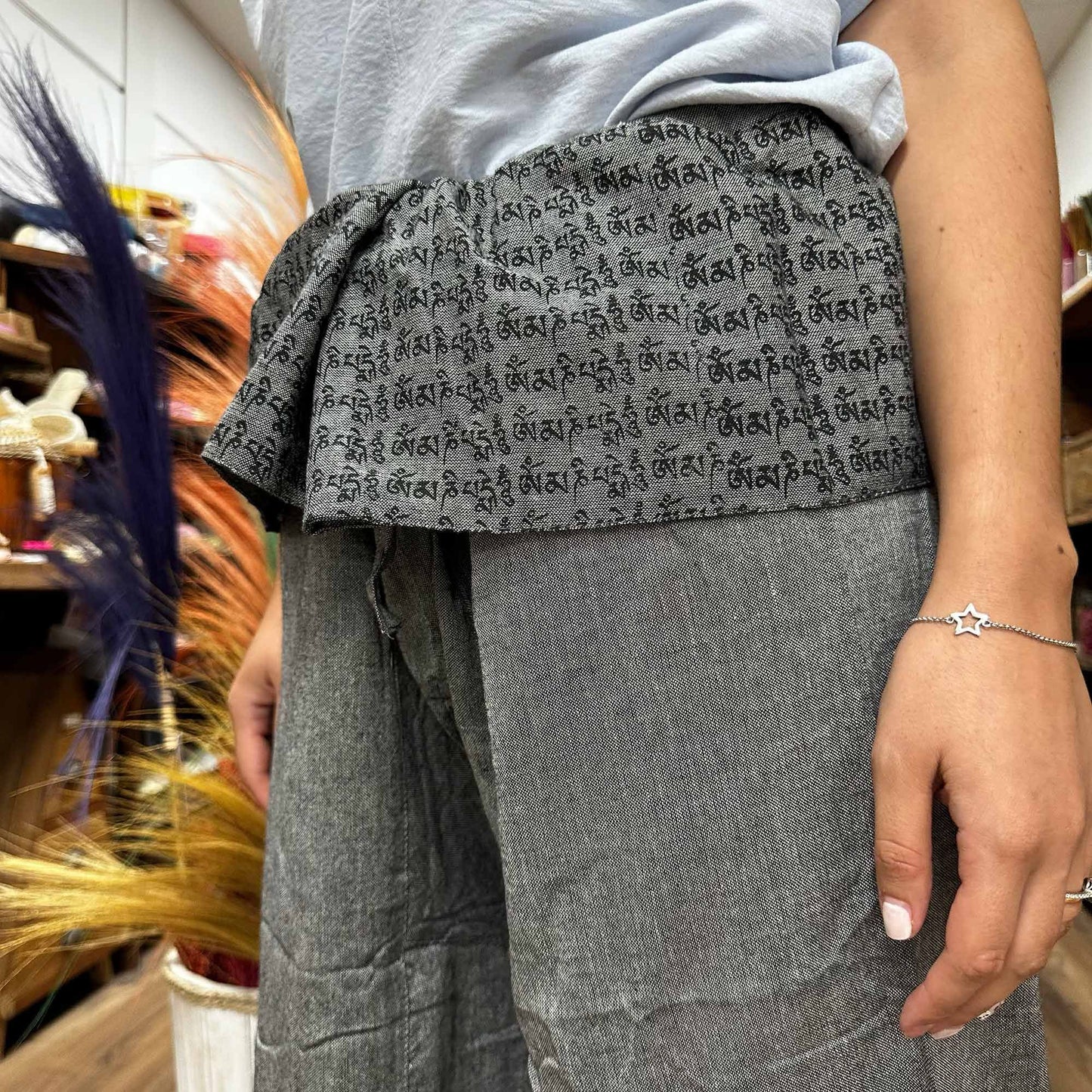 Mandala Mantra Yoga Hose Grau - Handbemalte Festivalhose aus Baumwolle