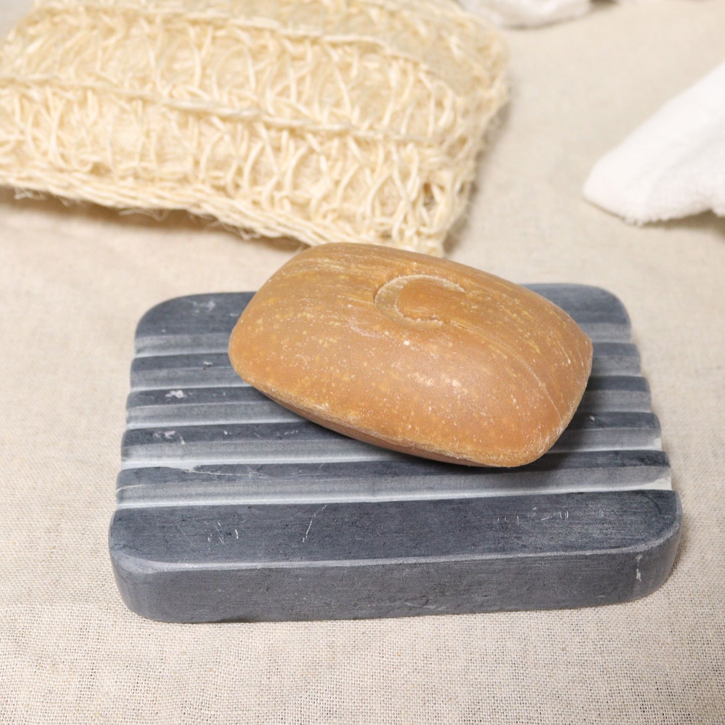 Graue Seifenschale aus Speckstein mit Relief - Handgefertigtes Naturstein-Accessoire