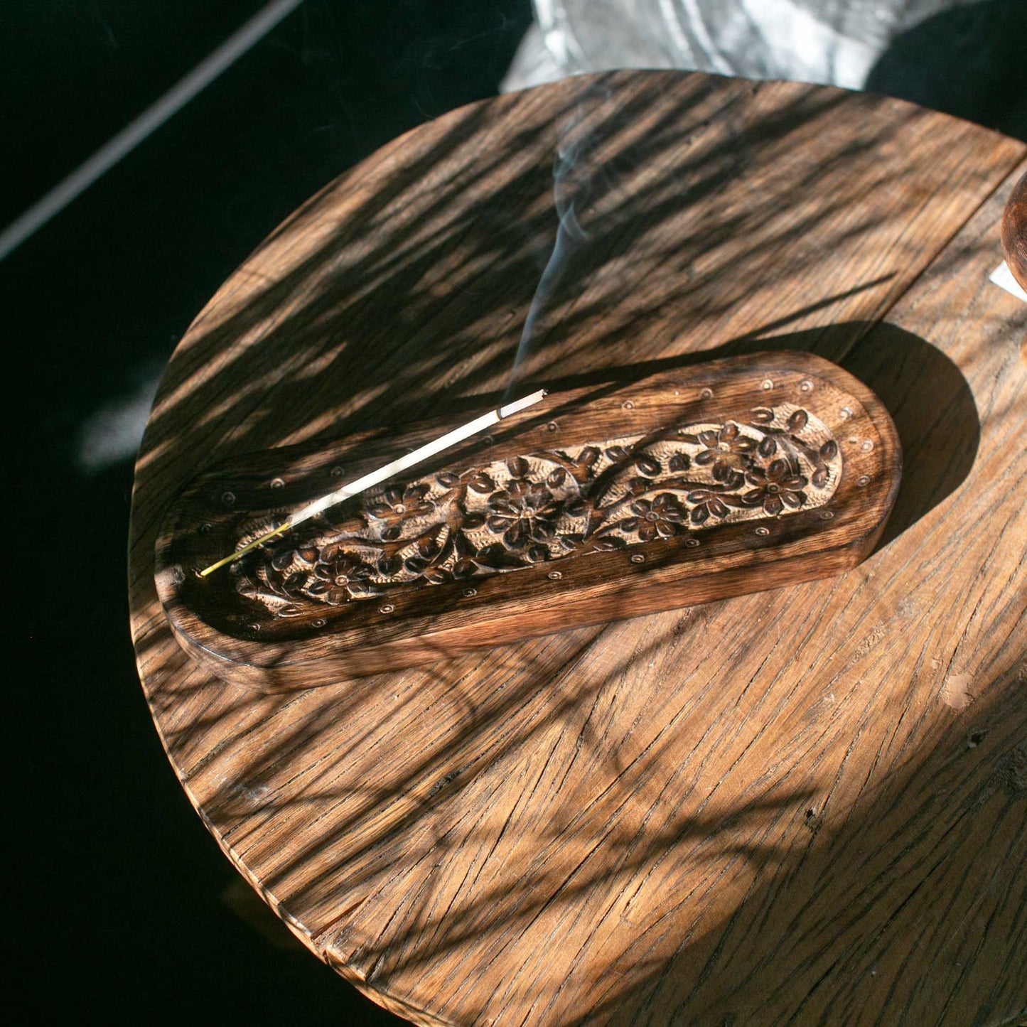 Räucherschale aus Mangoholz mit floralem Muster – 30 x 10 cm