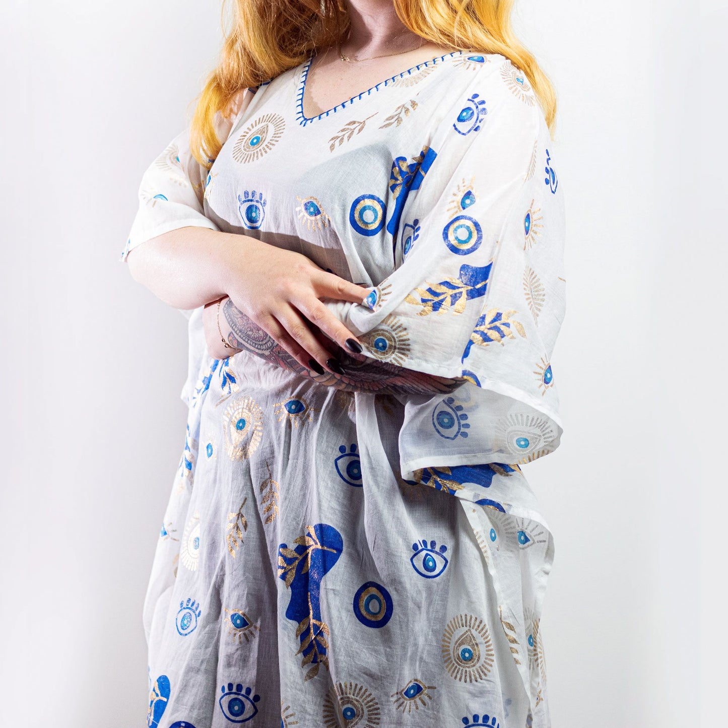 Handbemalter Schutz-Kaftan – Mediterranes Unikat in Weiß, Blau & Gold