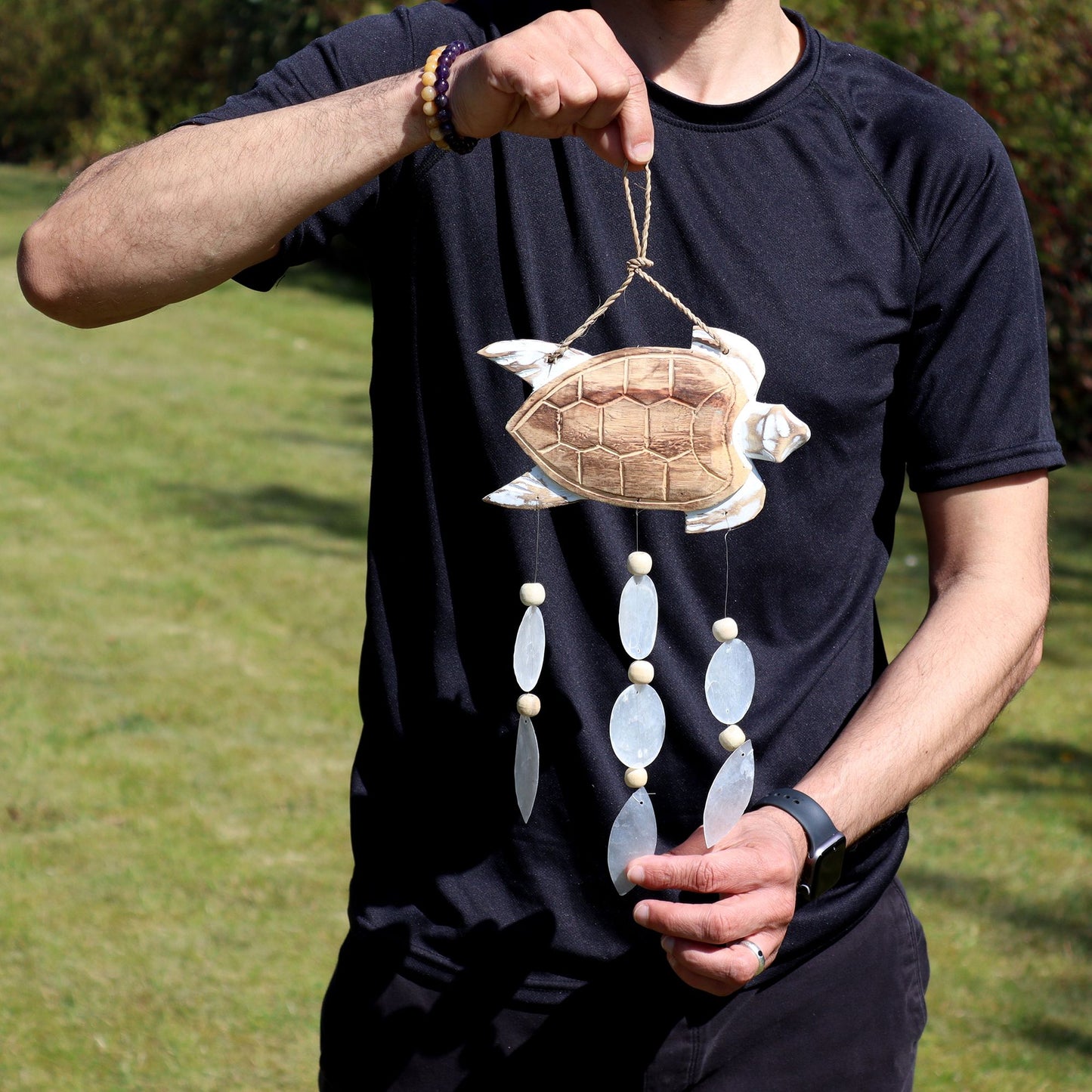 Windspiel mit weißer Schildkröte & natürlichen Capiz-Muscheln