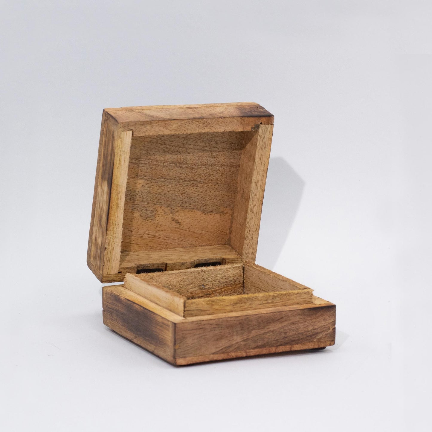 Handbemalte Mangoholz-Box mit Pilzmotiv – 10x10x4,2 cm in Kastanienbraun