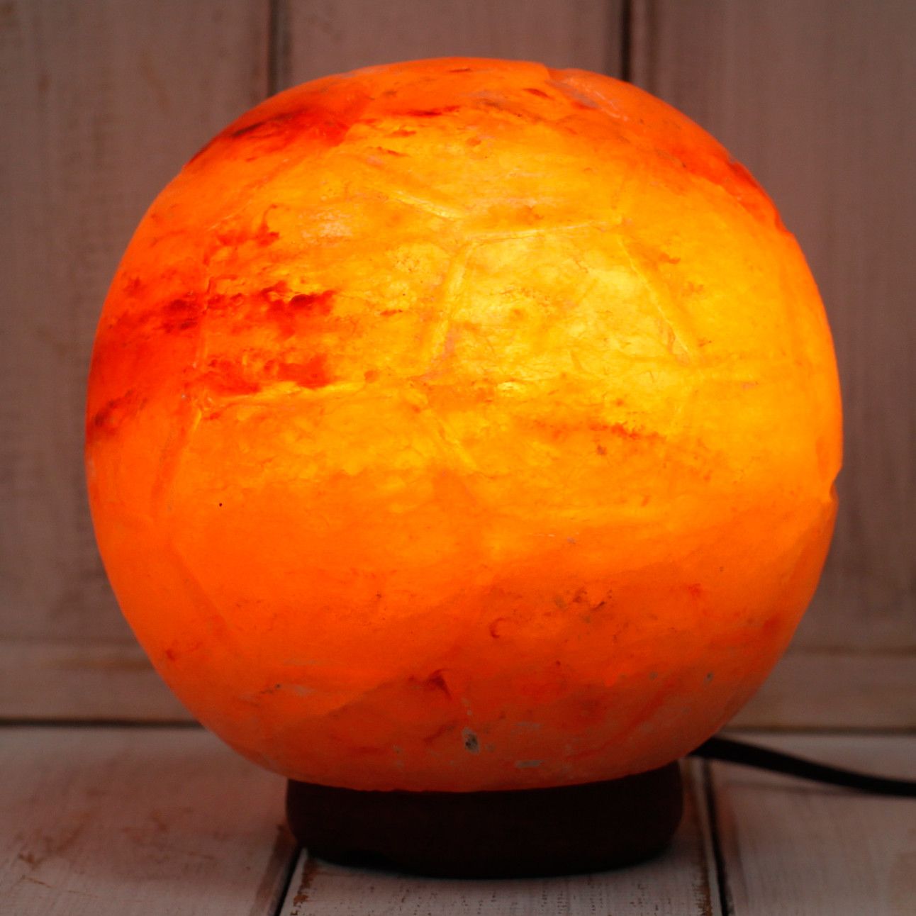 Handgefertigte Himalaya-Salzlampe im Fußball-Design – Naturunikate mit warmem Licht