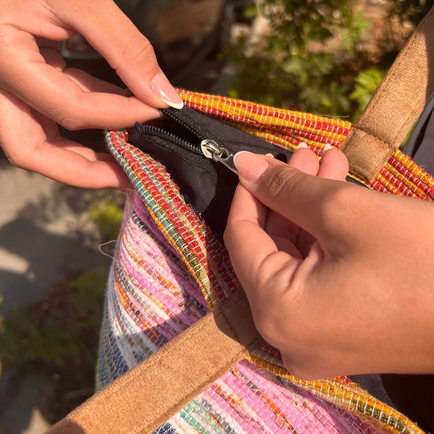Recycelte Teppichtasche 'Shades of Dusk' – Ein Unikat in Abendfarben