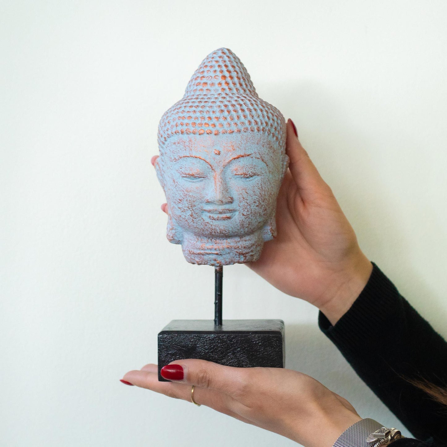 Buddha-Kopf Skulptur auf Holzpodest - Handgefertigt in Blau-Kupfer Beton