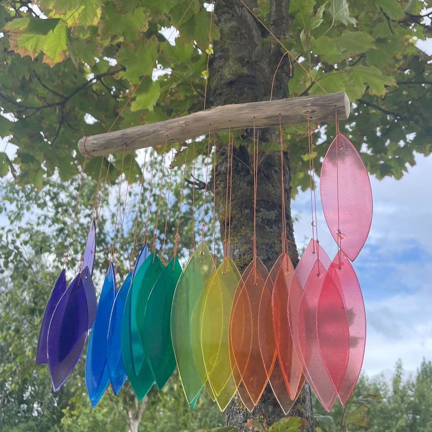 Klangregenbogen aus Recyclingglas – Windspiel mit Treibholz