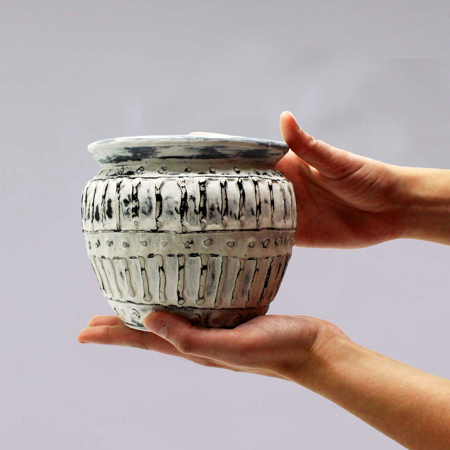 Keramikvase in Creme – Griechische Form mit balinesischen Ornamenten, 12 cm