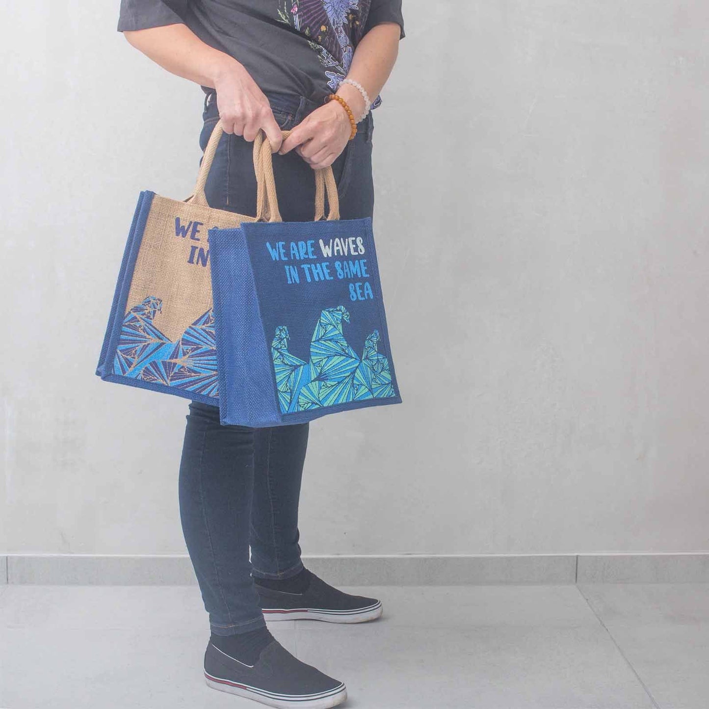 Jute-Tasche 'We are Waves' – Nachhaltiger Alltagsbegleiter mit Statement