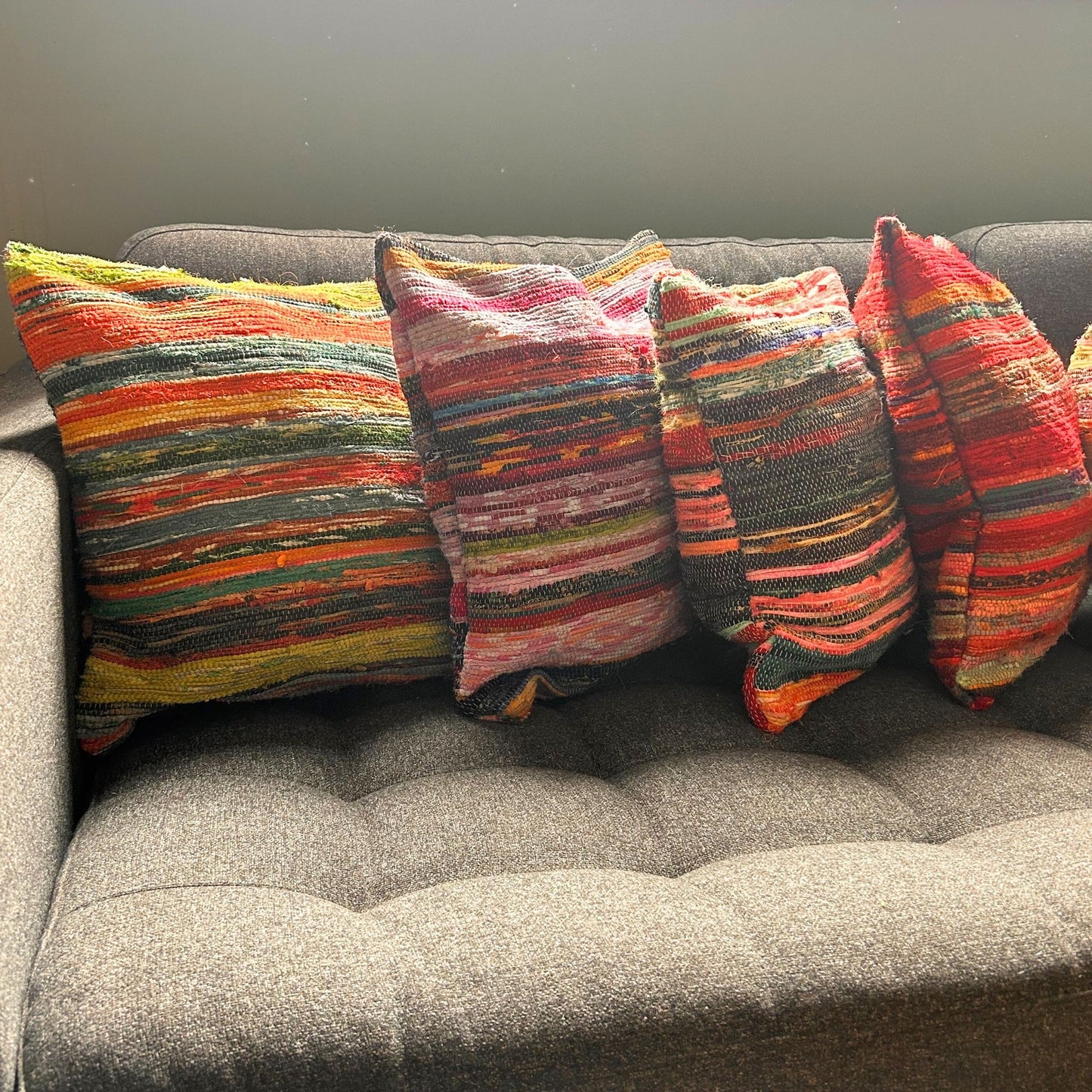 Handgefertigte Kissenbezüge 40x40 cm in Kohlegrau | Rag-Rug-Optik aus Baumwolle