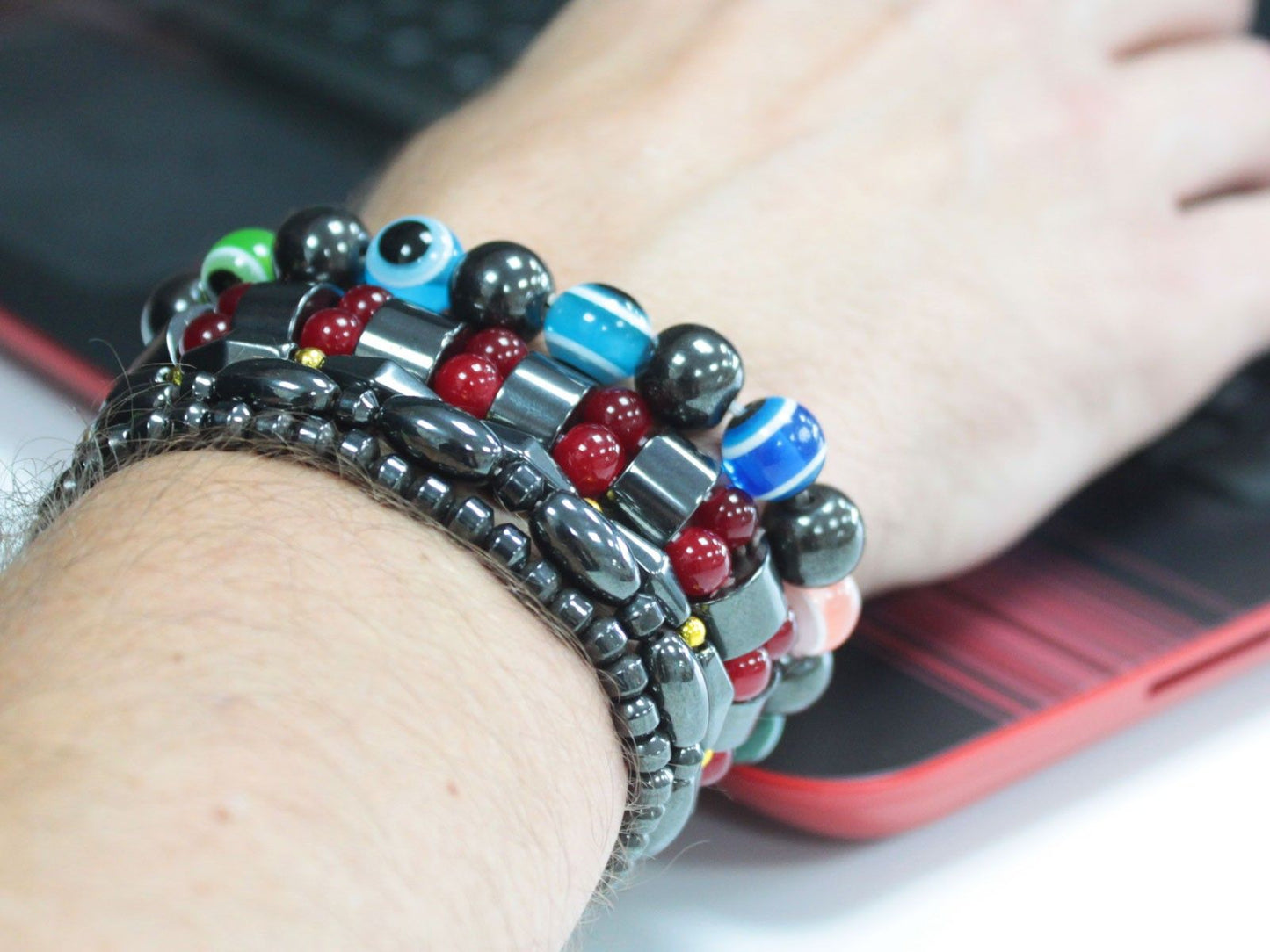 Farbtherapie Magnetarmband - 6 einzigartige Designs aus Hämatit & Glas
