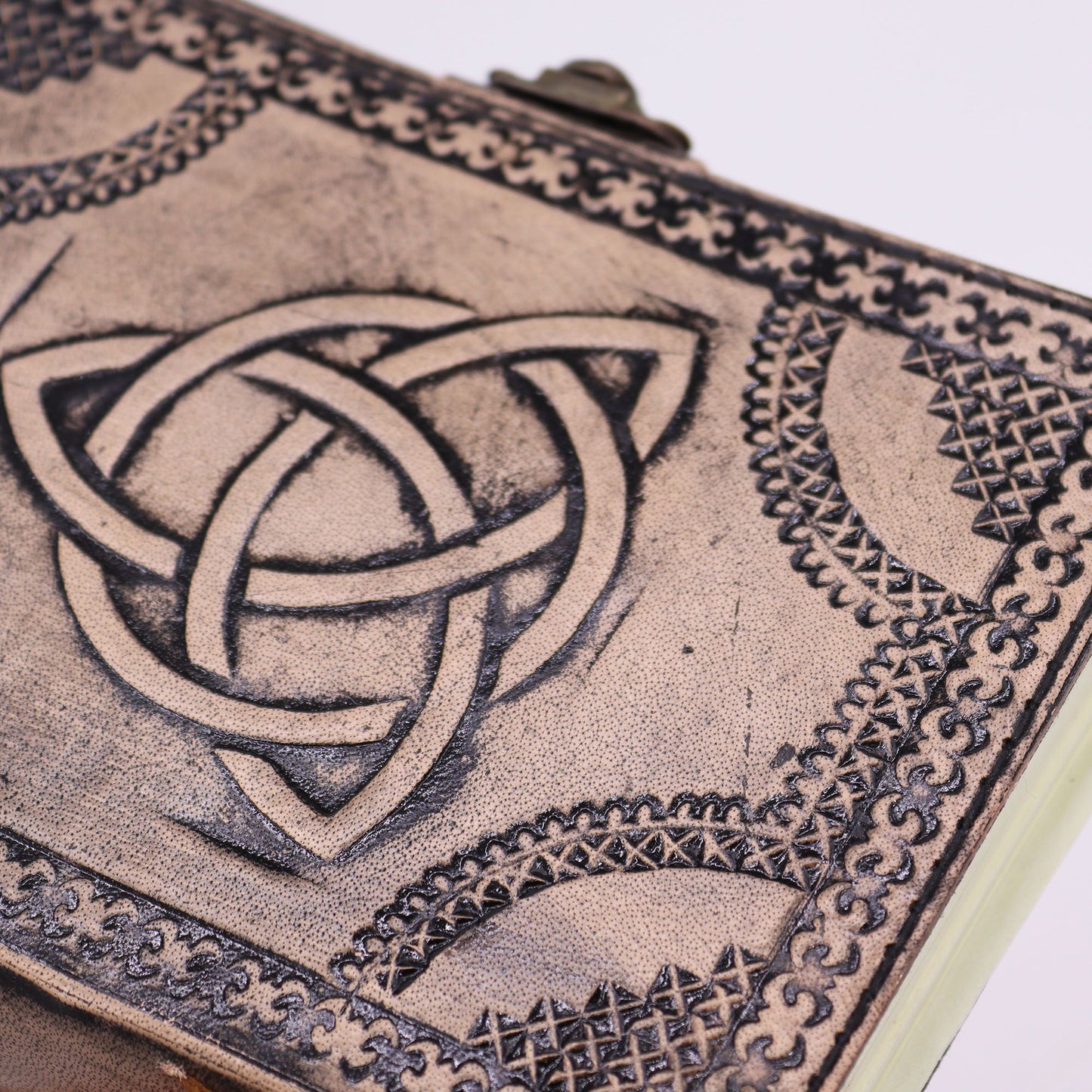 Mystisches Notizbuch mit Triquetra – Handgeprägt in Rot-Beige
