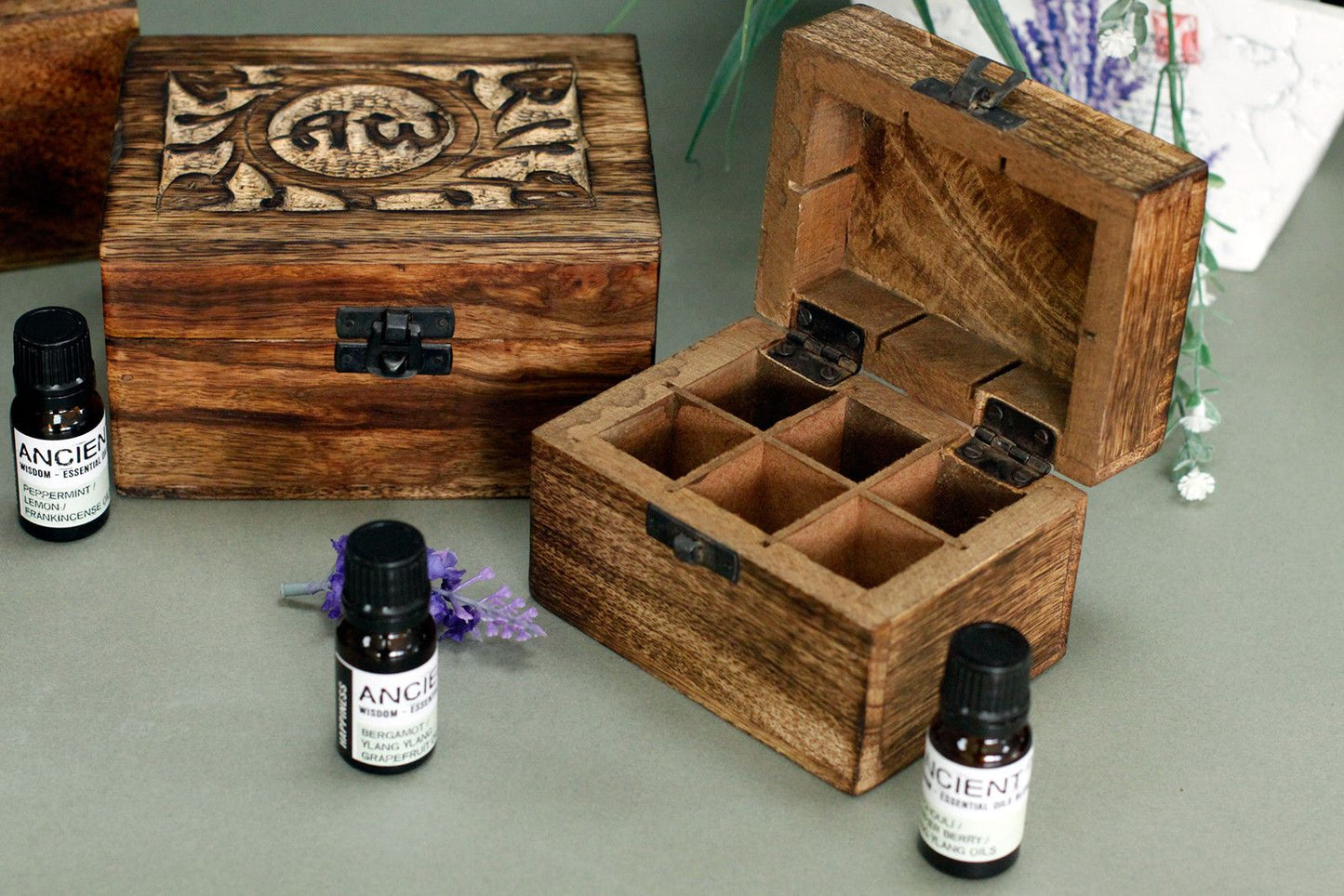 Handgeschnitzte Aromatherapie-Box aus Mangoholz mit Blumenmotiv - für 12 Flakons