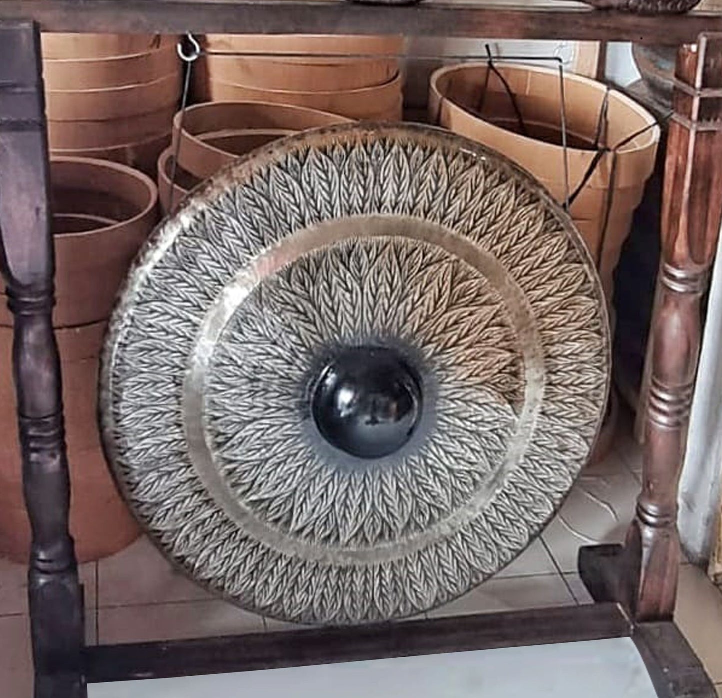 Großer Meditationsgong auf antikem Holzständer - 80 cm, schwarz