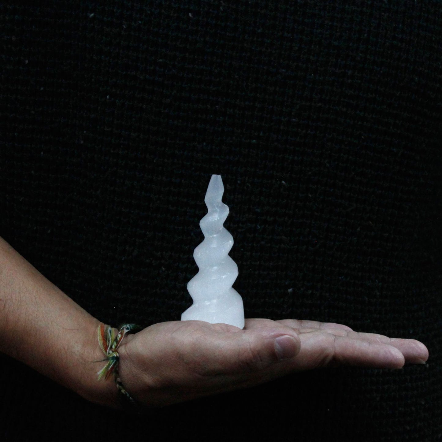 Selenit-Turm in Spiralform – Handgearbeitete Skulptur 10 cm