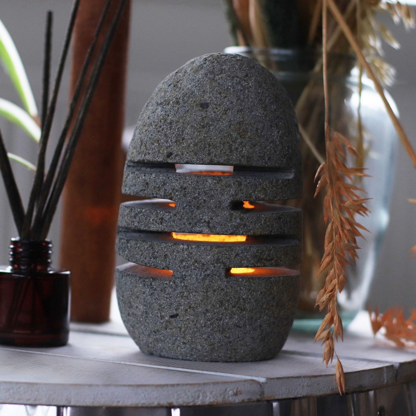 Stehender Kerzenhalter aus massivem Flussstein – Natürliche Lichtskulptur