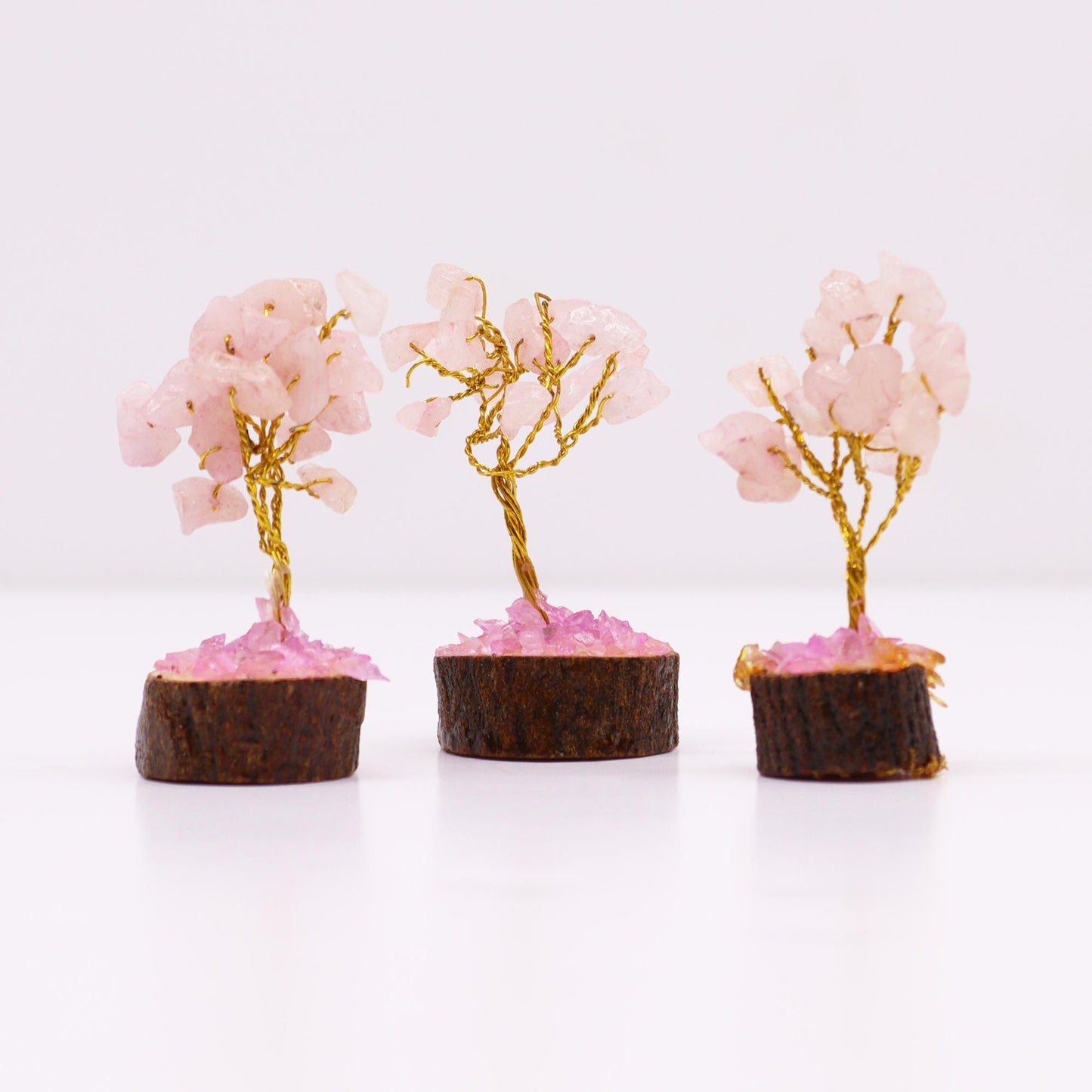 Mini-Edelsteinbaum aus Rosenquarz auf Holz - Handgefertigtes Dekorationsstück