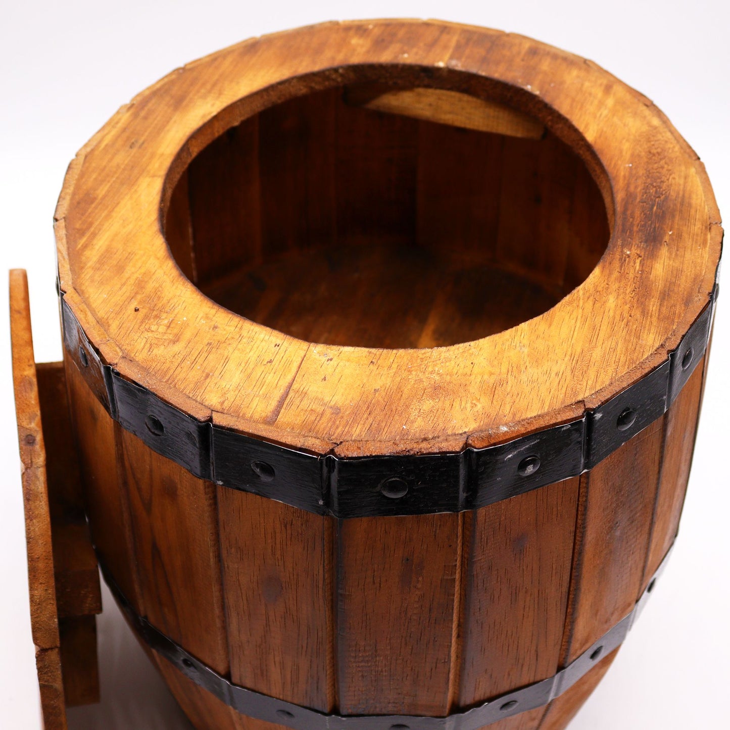 Hocker im Bierfass-Design aus Naturholz mit verstecktem Staufach