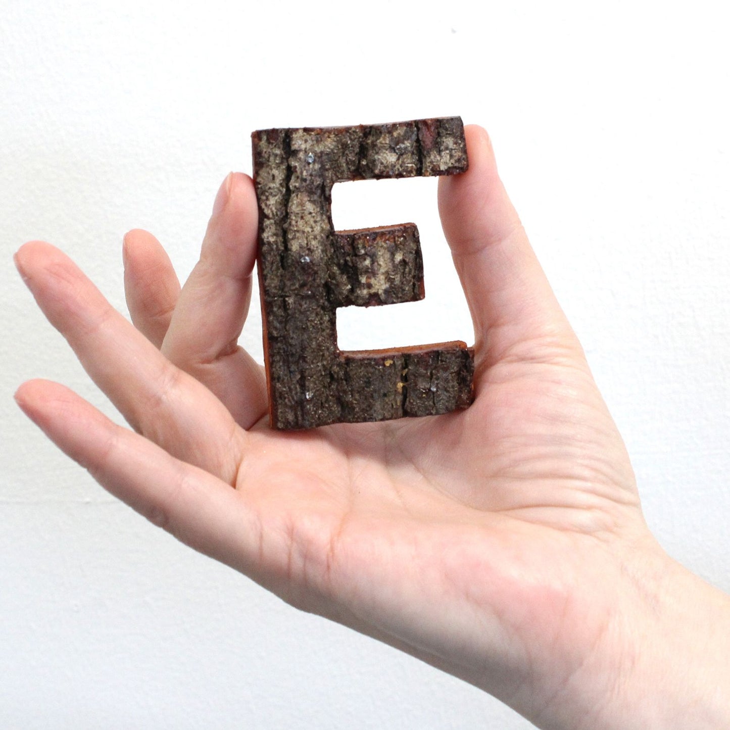 Dekorationsbuchstabe 'E' aus Albasia-Holz mit Rindenoptik - 7 cm
