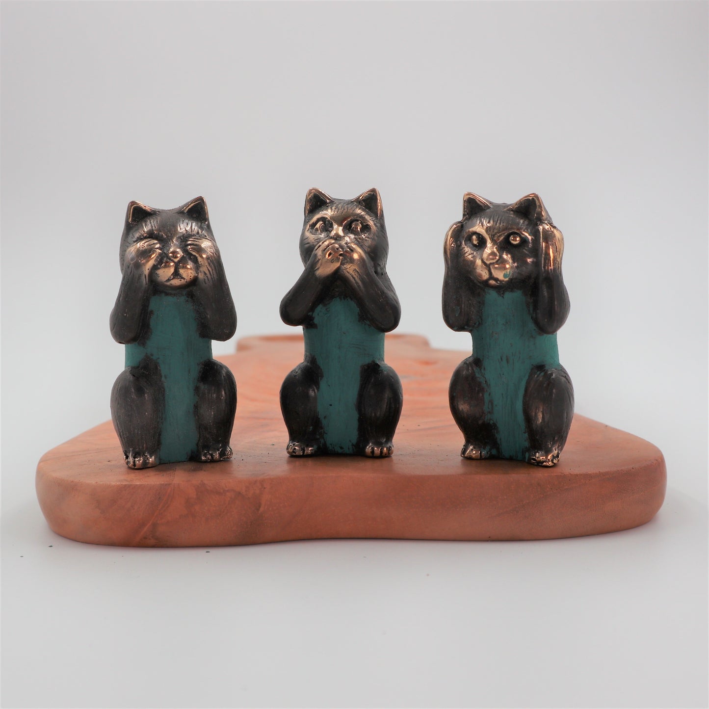 Drei Wächter aus Messing - Katzen-Skulpturen-Set für Harmonie