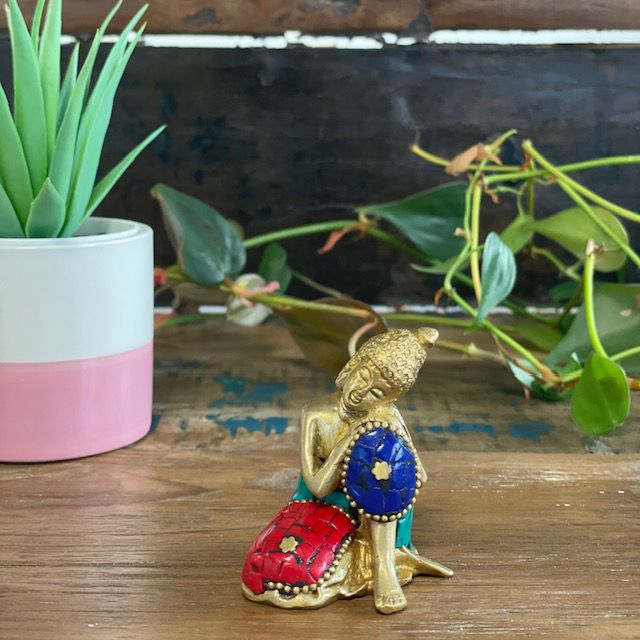 Messing-Buddha 'Der Denker' 6,5 cm - Handgefertigte Figur mit Howlit-Einlagen