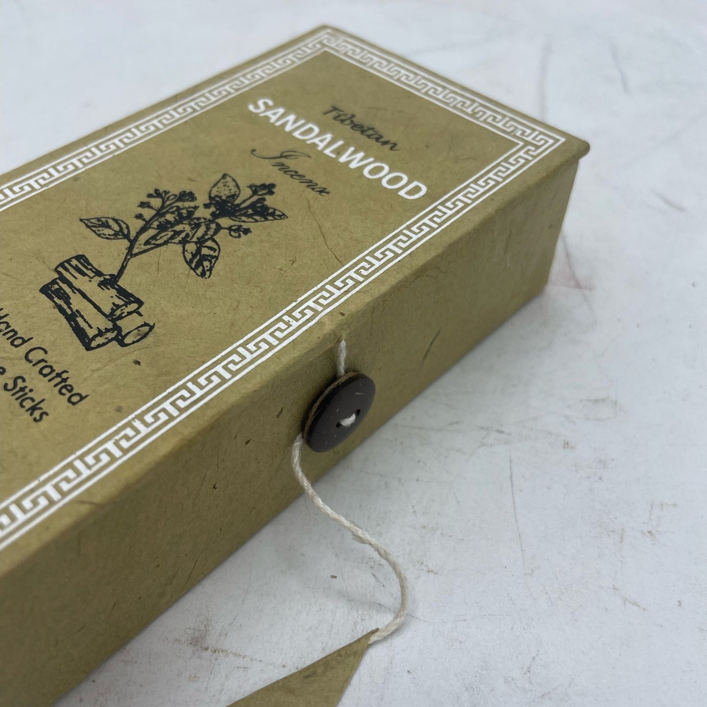 Sandelholz Räucherstäbchen Geschenkset – 30 Stäbchen mit Messinghalter aus Nepal