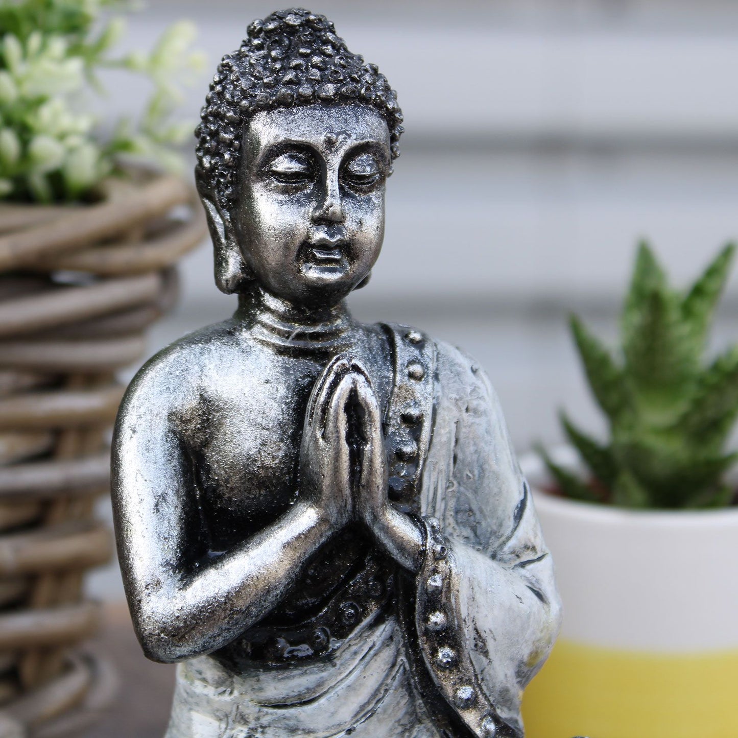 Handbemalte Buddha-Statue in Türkis & Gold - Symbol der inneren Ruhe