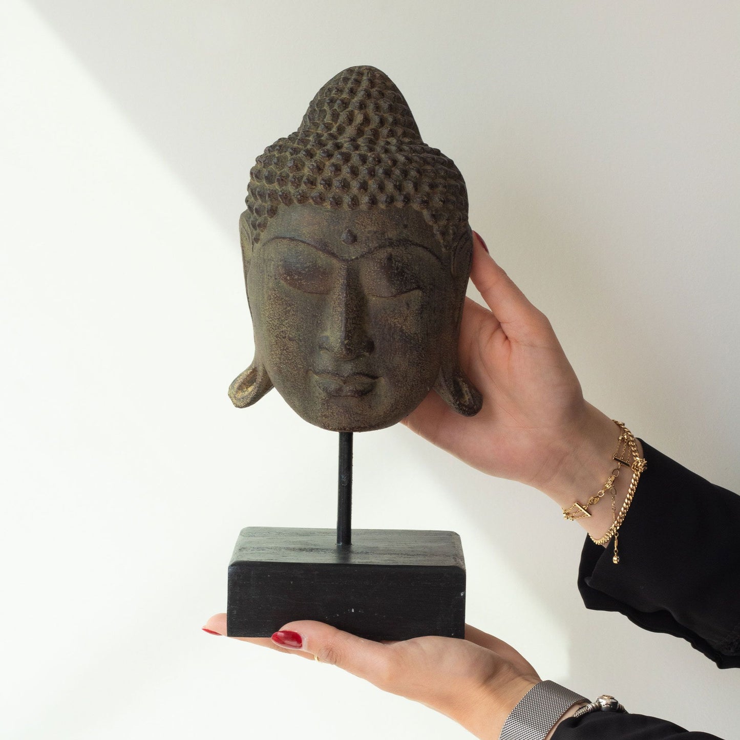 Großer Buddha-Kopf 'Serenity' auf Holzstand - Graue Betonstatue