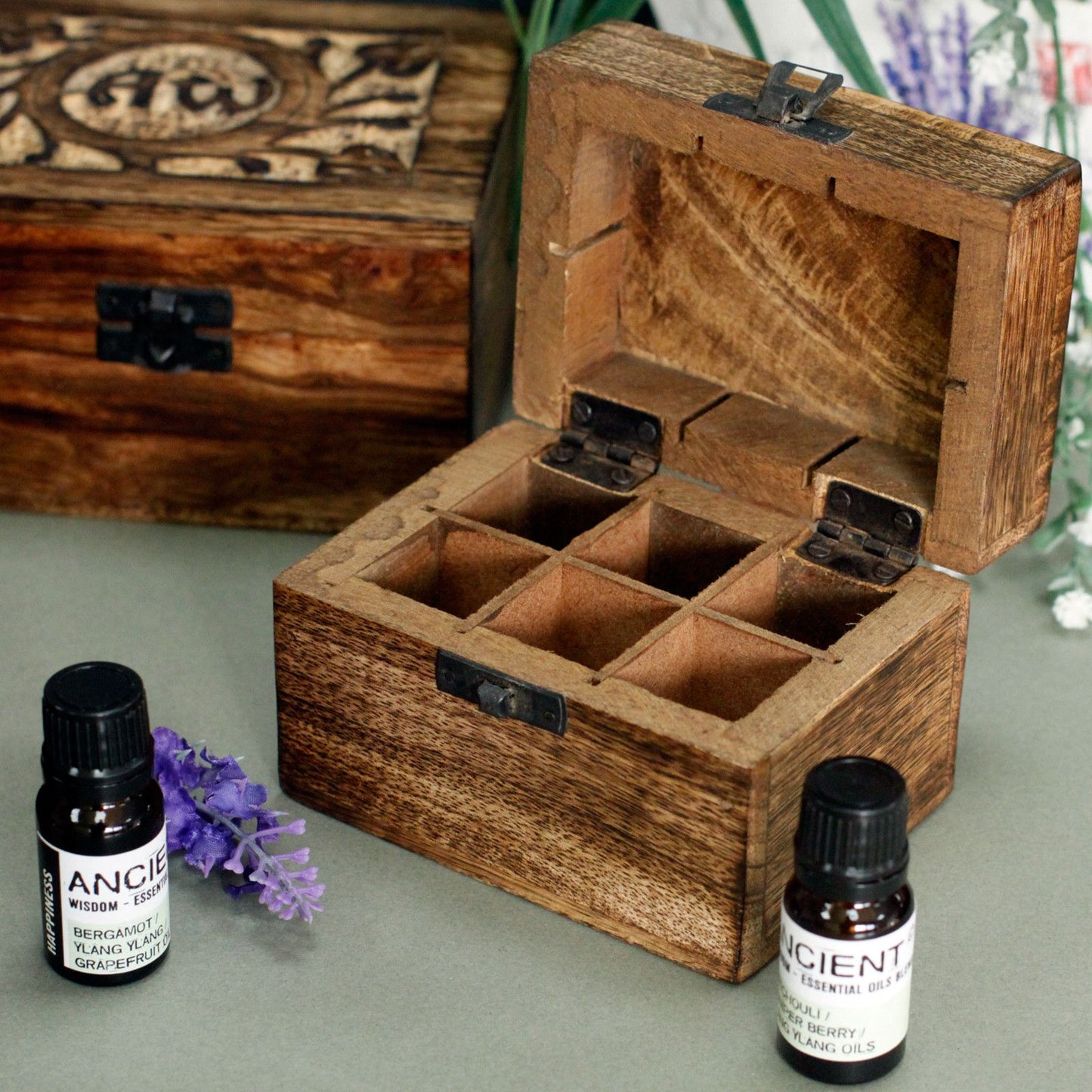 Handgeschnitzte Aromatherapie-Box aus Mangoholz für 24 Fläschchen