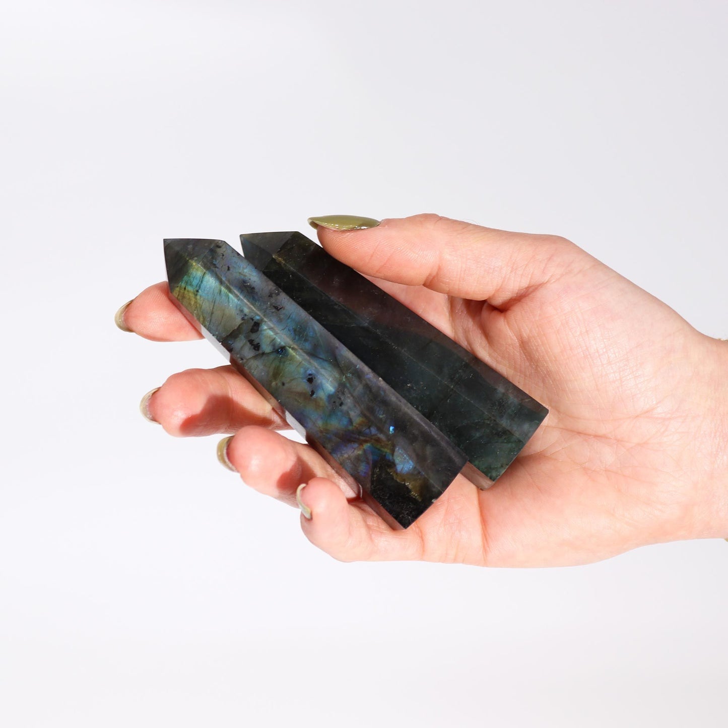 Handpoliertes Madagaskar Labradorit Point – Natürlicher Energiestein in Blau & Grün