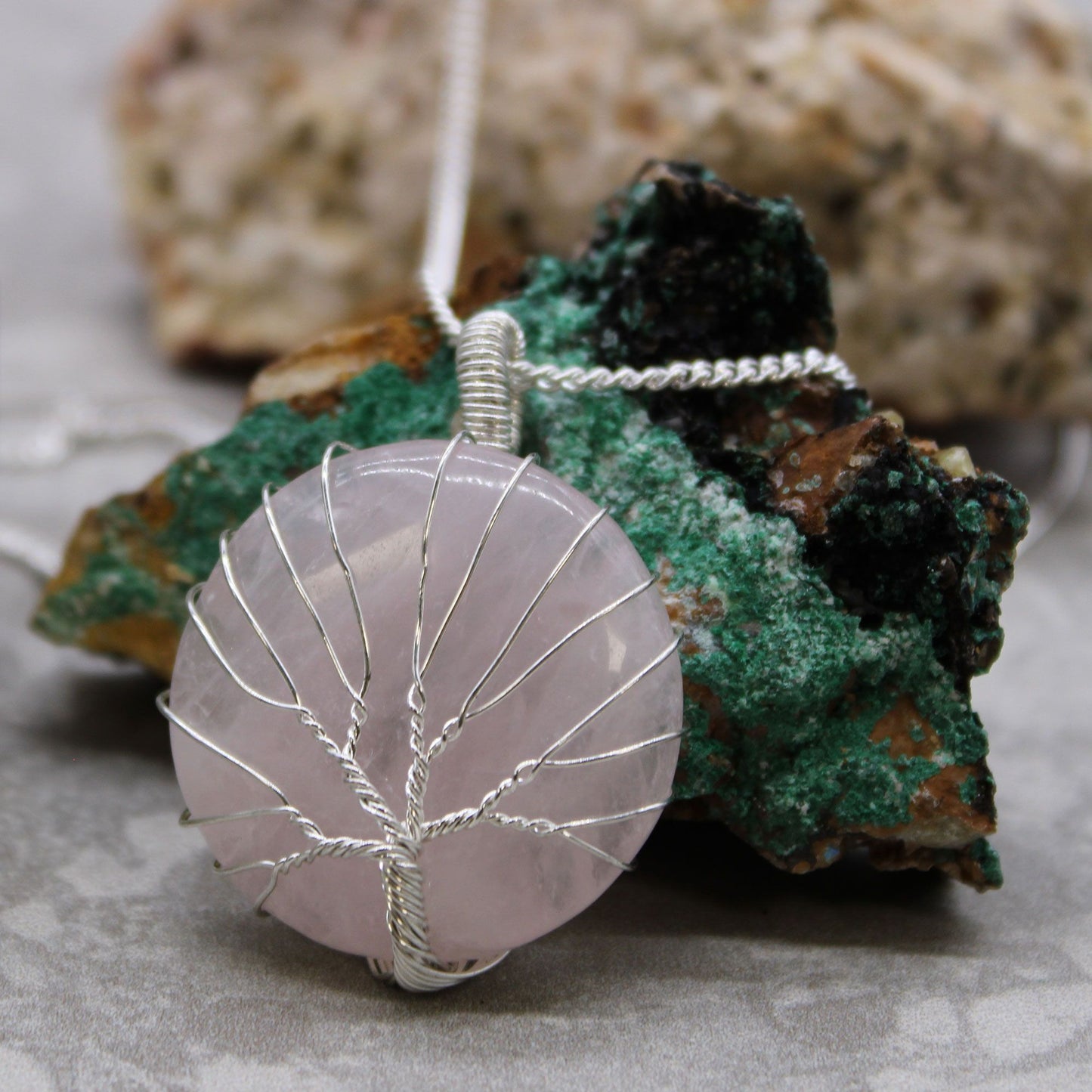Lebensbaum Anhänger aus Rosenquarz - Versilberte Halskette mit Herzchakra-Stein