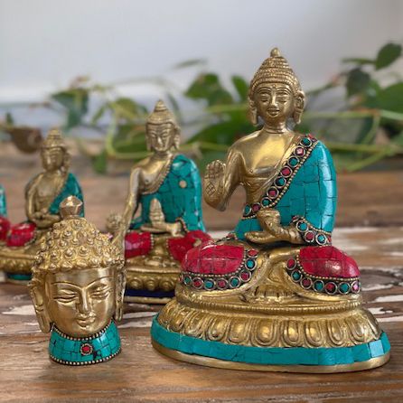 Buddha-Statue 'Hands Down' aus Messing - 11,5 cm mit Howlit-Einlagen