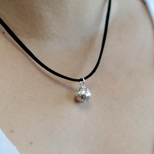 Silberne Engelsglocke Prosperity – Handgefertigter 925er Silber-Anhänger 16mm