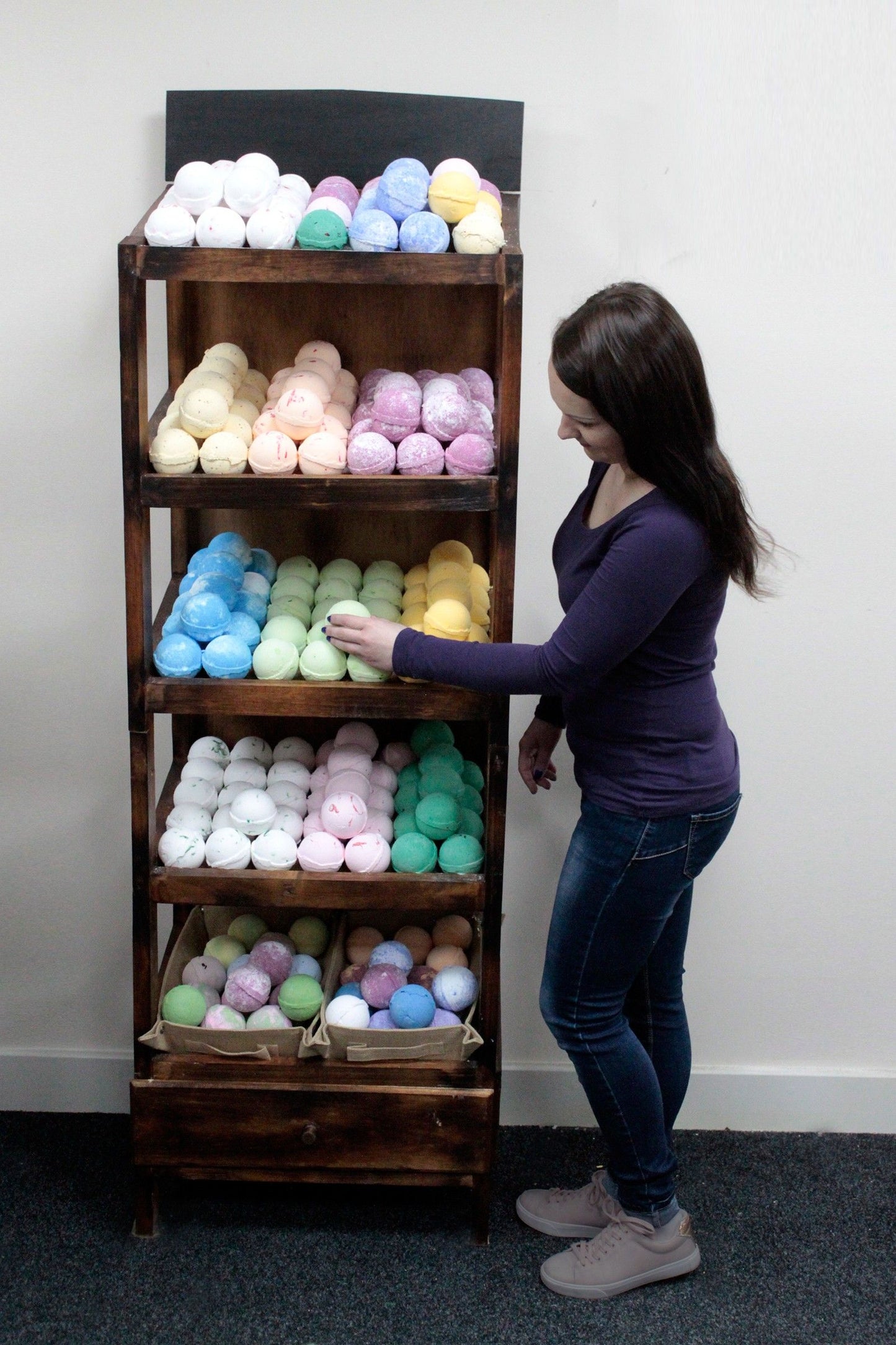 Badebomben-Regal in Braunwäsche – 5 Fächer aus Albasia-Holz