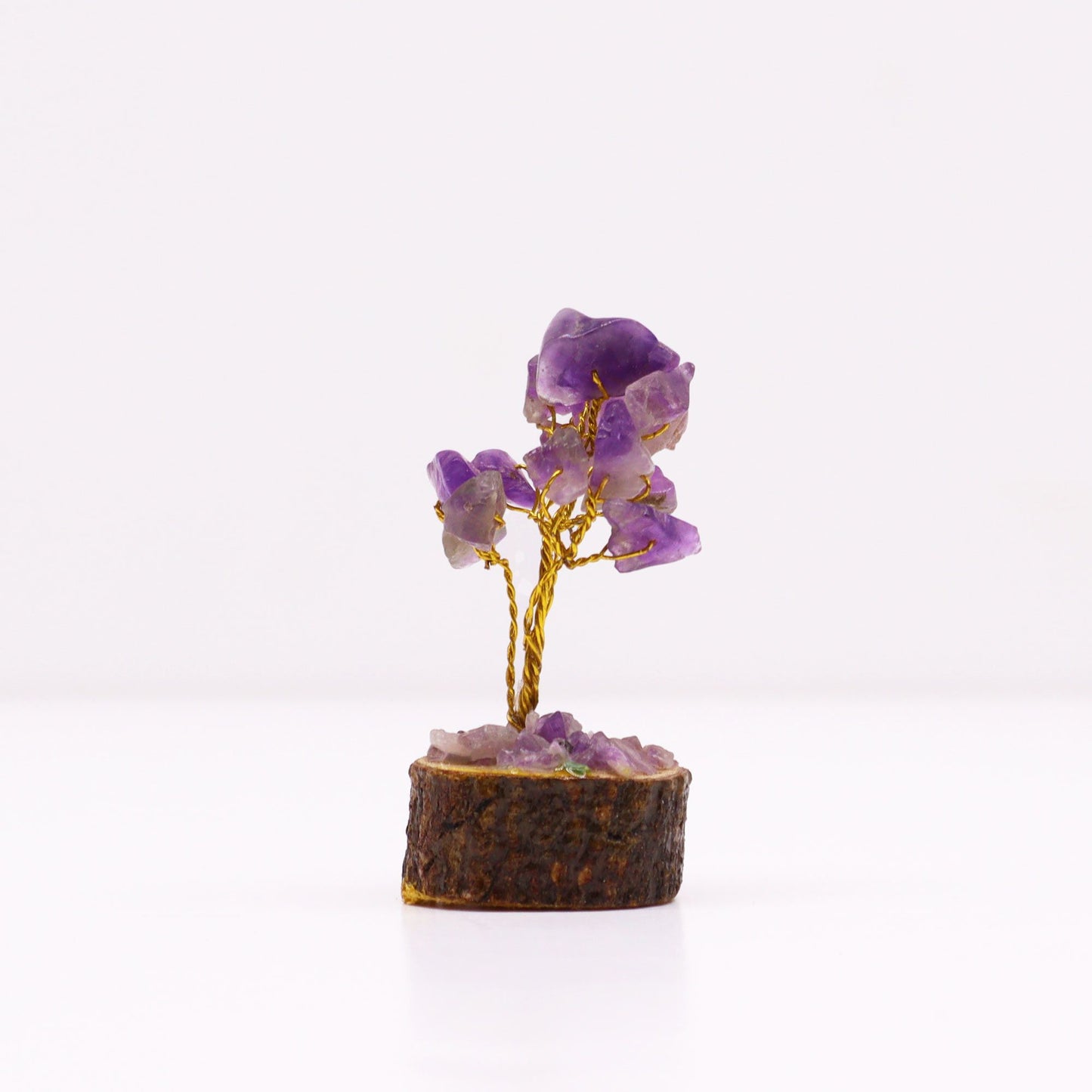 Miniatur-Kraftbaum aus Amethyst auf rustikalem Holzständer