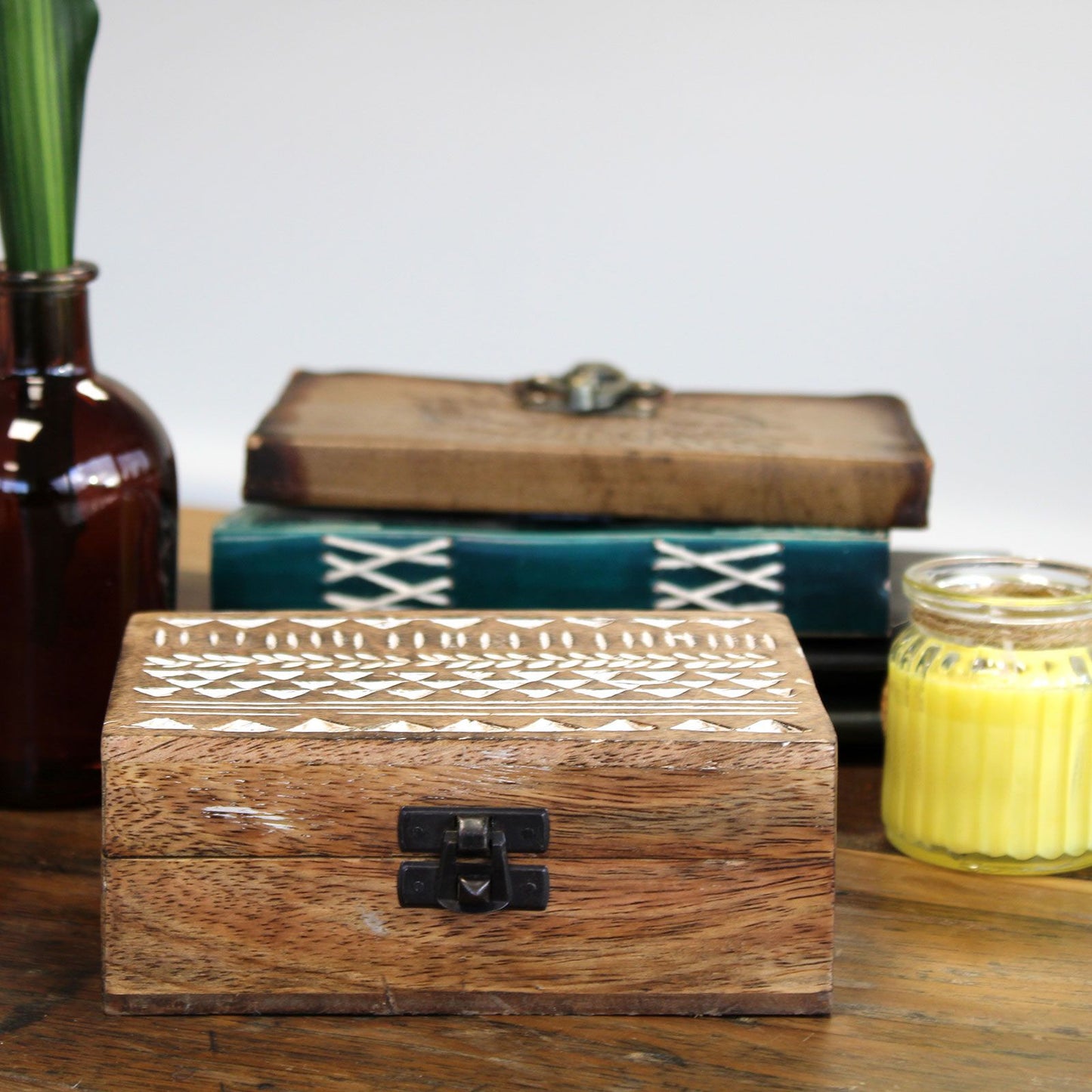 Mangoholz-Box im slawischen Design mit weißer Patina