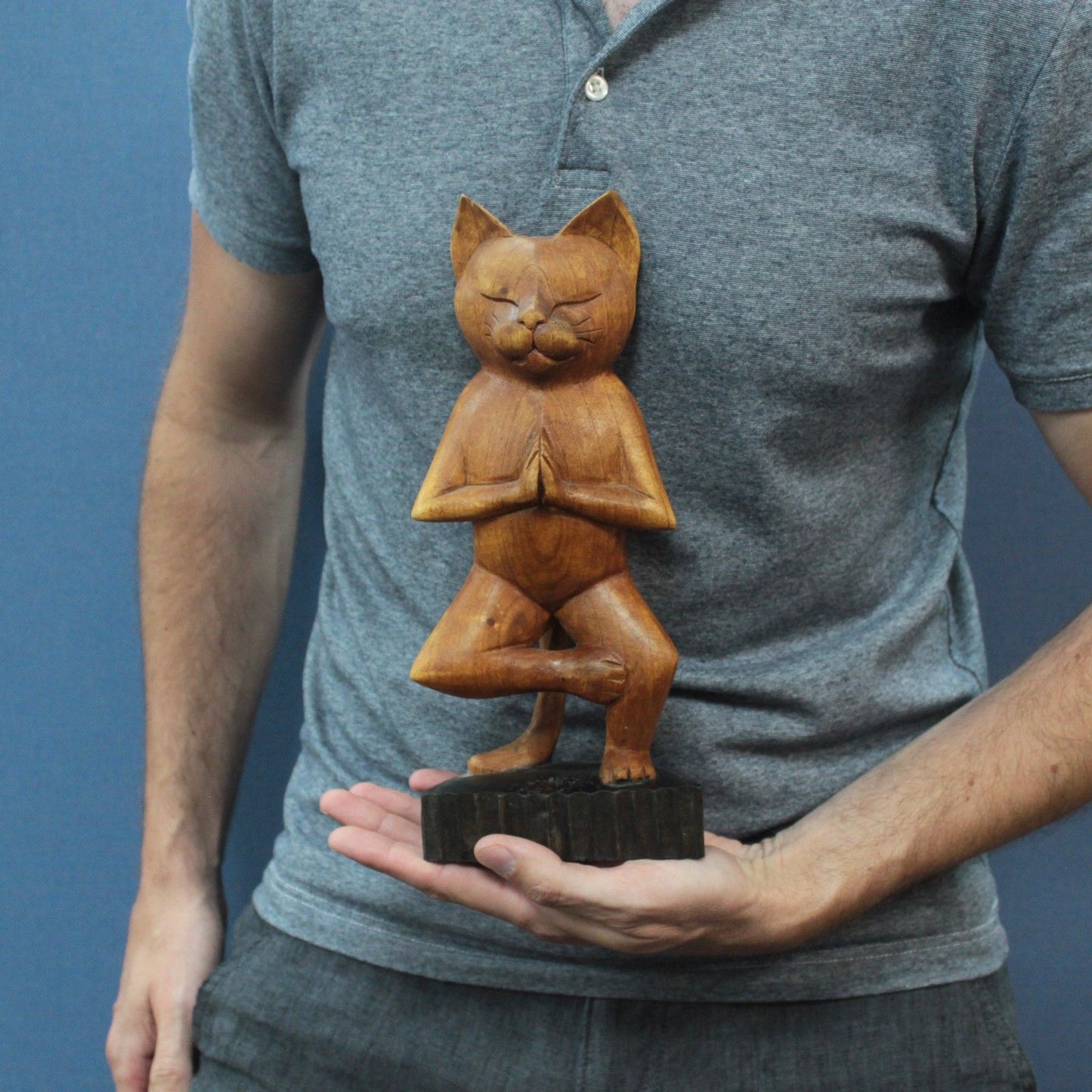 Handgeschnitzte Yoga-Katze aus Suarholz – Einbeinige Meditationsfigur