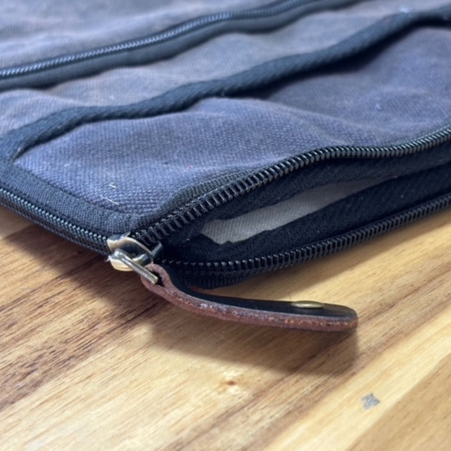 Laptoptasche Stonewash Travel in Anthrazit – Handgefertigt aus Jute & Baumwolle für Geräte bis 24x33 cm