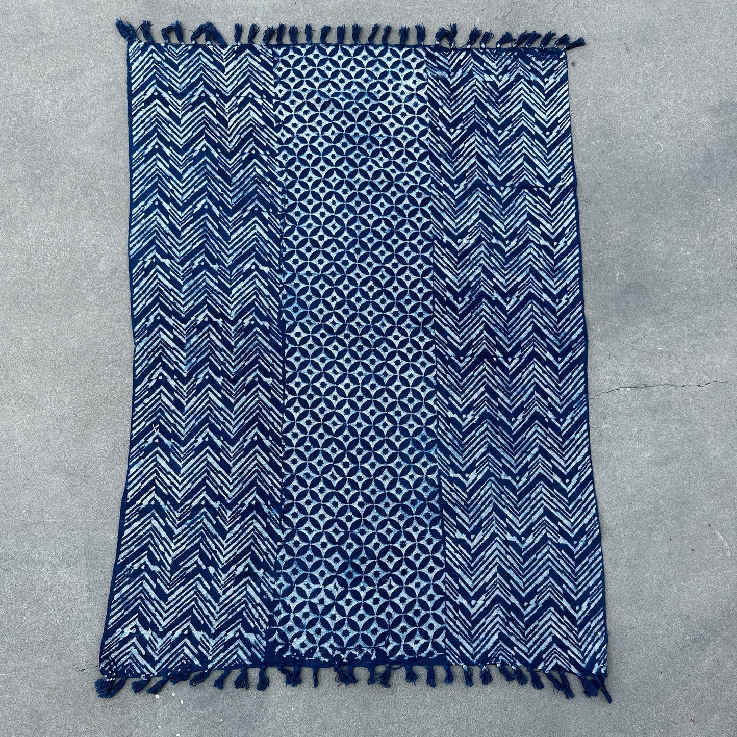 Namoona Waves Indigo-Überwurf – Handgefertigtes Unikat 170x120 cm