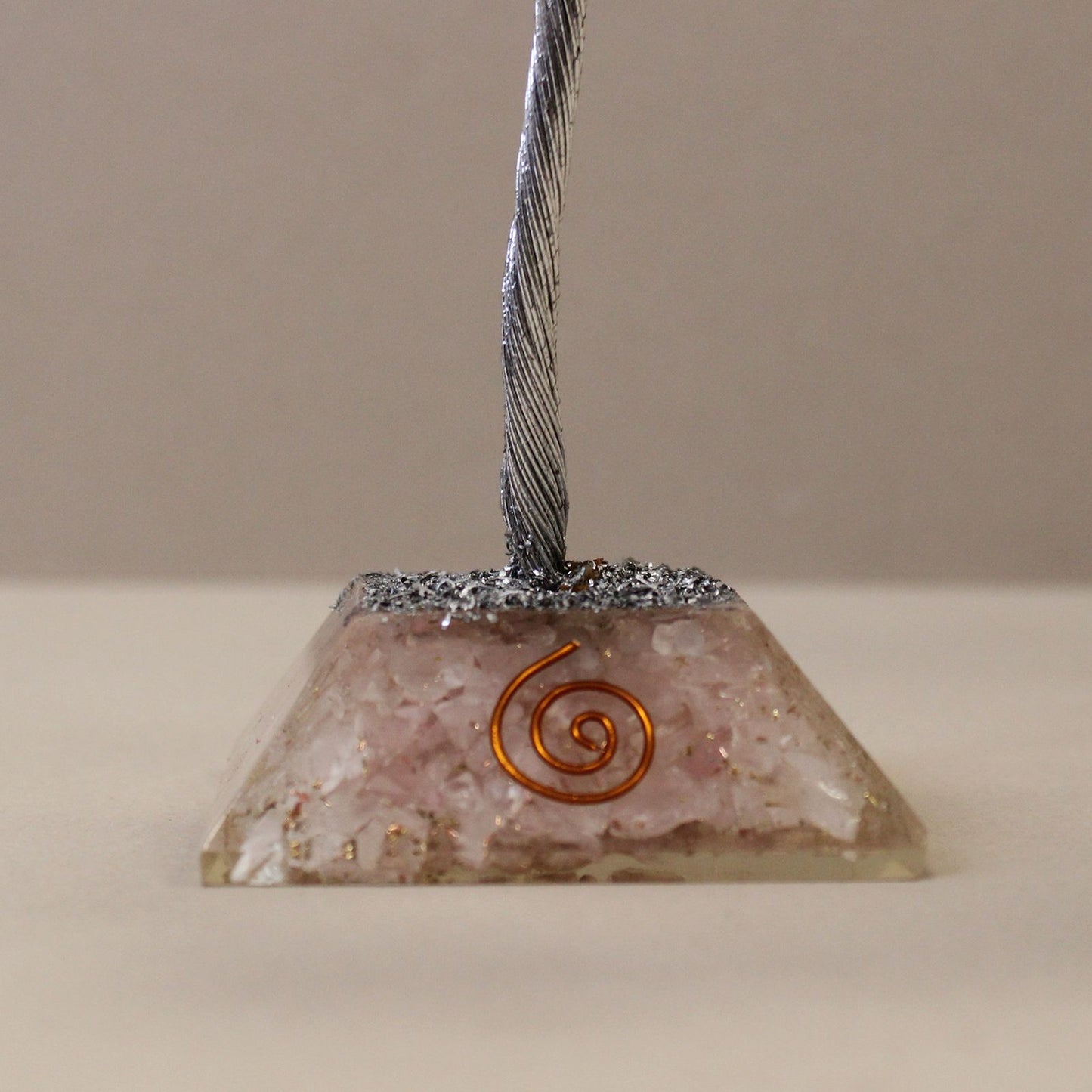 Orgonit-Pyramide mit Rosenquarz-Baum – 160 Edelsteine für harmonische Energie