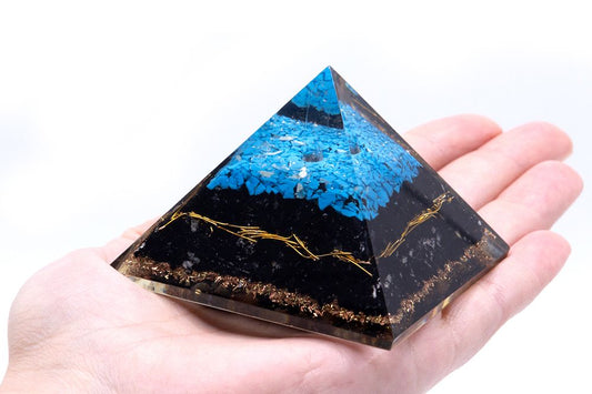 Orgonit-Pyramide mit Türkis & schwarzem Turmalin - 7 cm Schutzstein