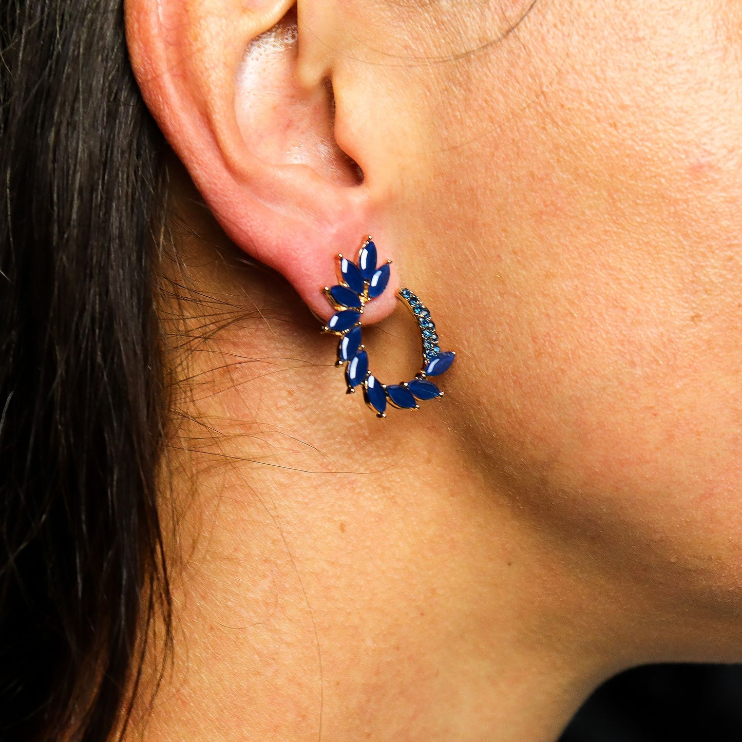 Creolen Royal Blue – Kreisförmige Ohrringe aus Glas und Edelstahl