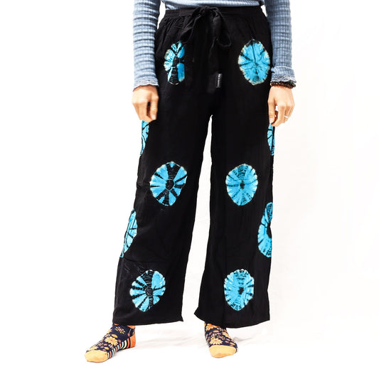 Handgefertigte Lounge-Hose in Schwarz mit blauem Kreismuster - Größe M
