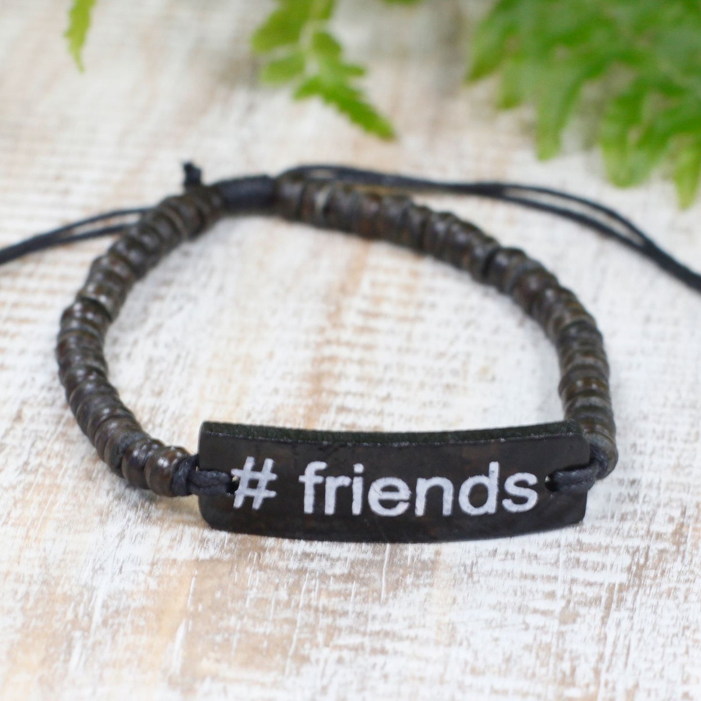 Coco Slogan Armband #Friends – Dehnbares Kokosholz-Accessoire