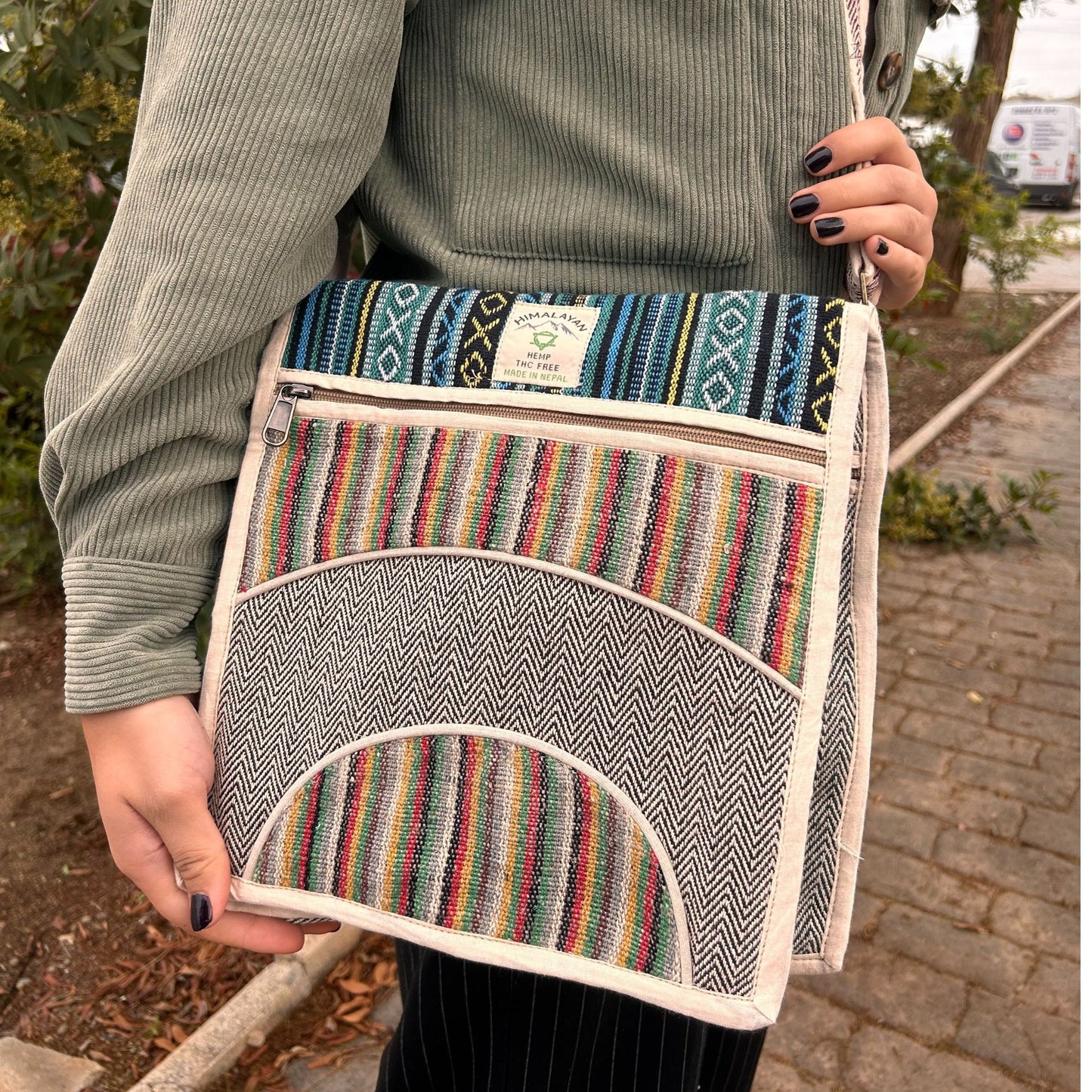 Messenger Bag für Laptop bis 13 Zoll - Handgefertigt aus Hanf & Baumwolle